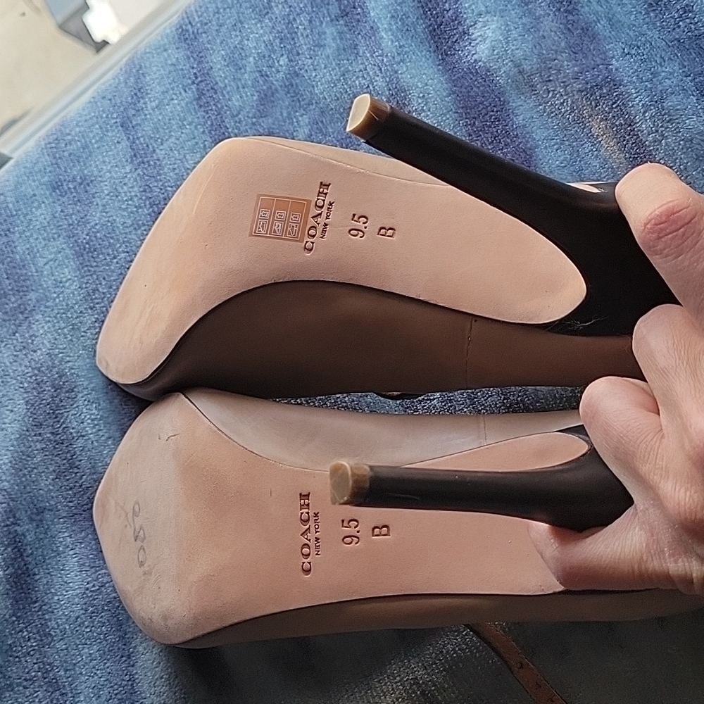 COACH Dark Tan Heel with Black T-Strap - Picture 3 of 3